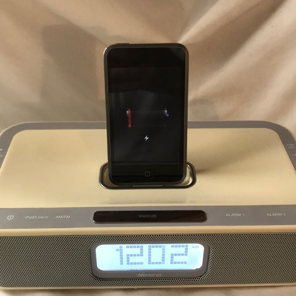 Iwake dual alarm clock w am/fm Radio